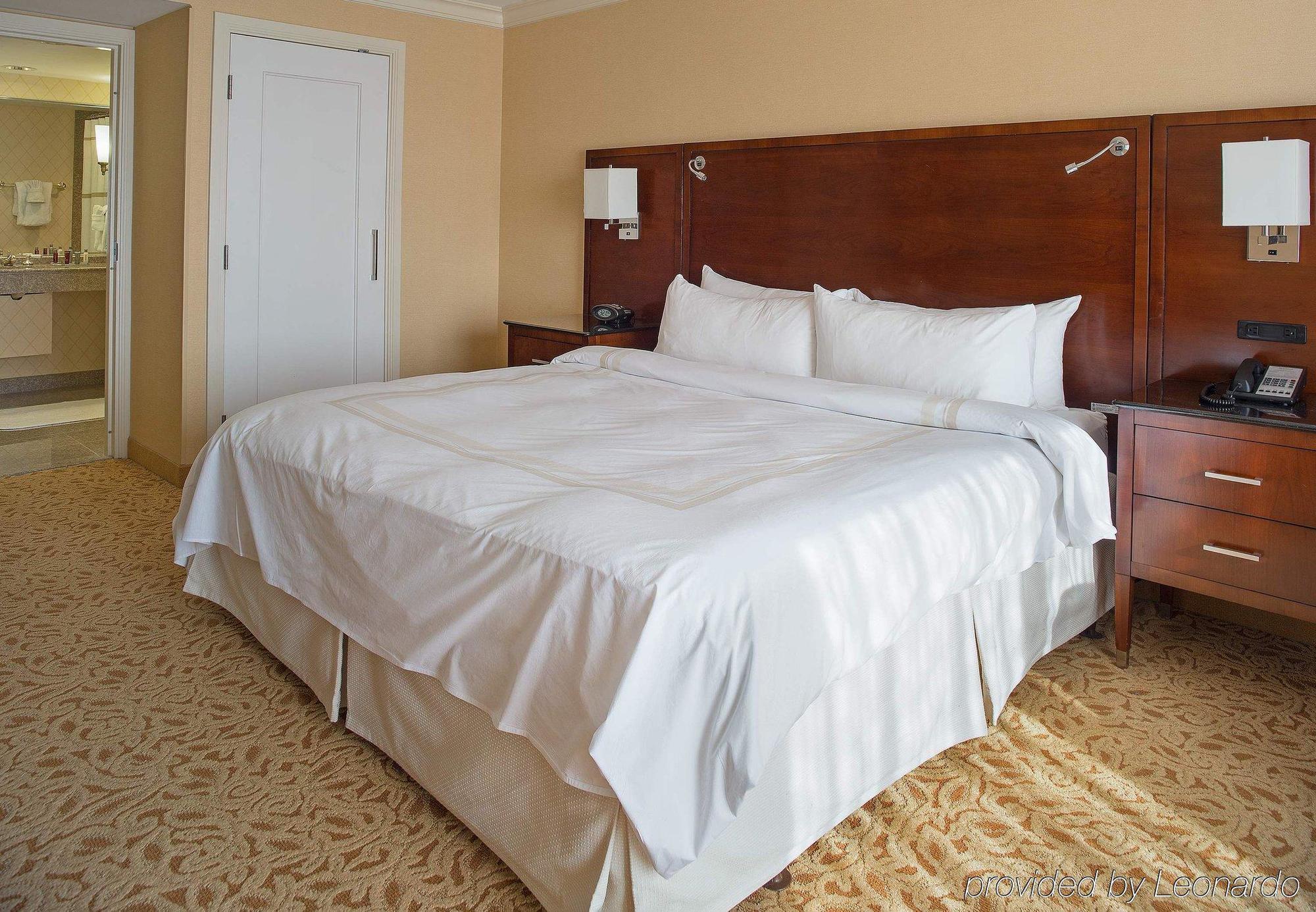 Holiday Inn Chesapeake Exterior photo