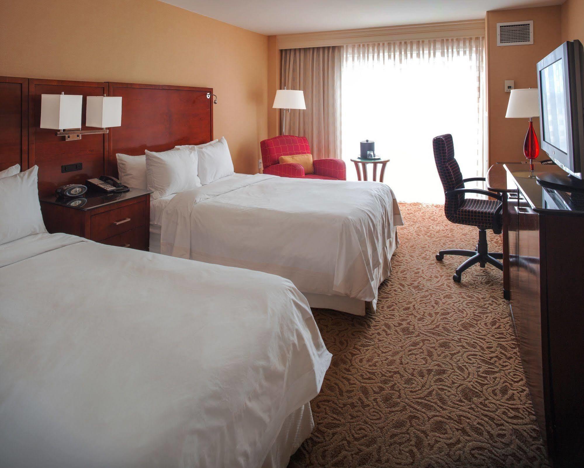 Holiday Inn Chesapeake Exterior photo