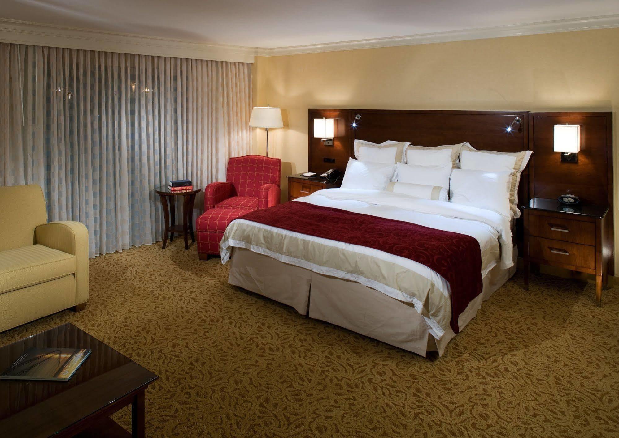 Holiday Inn Chesapeake Exterior photo