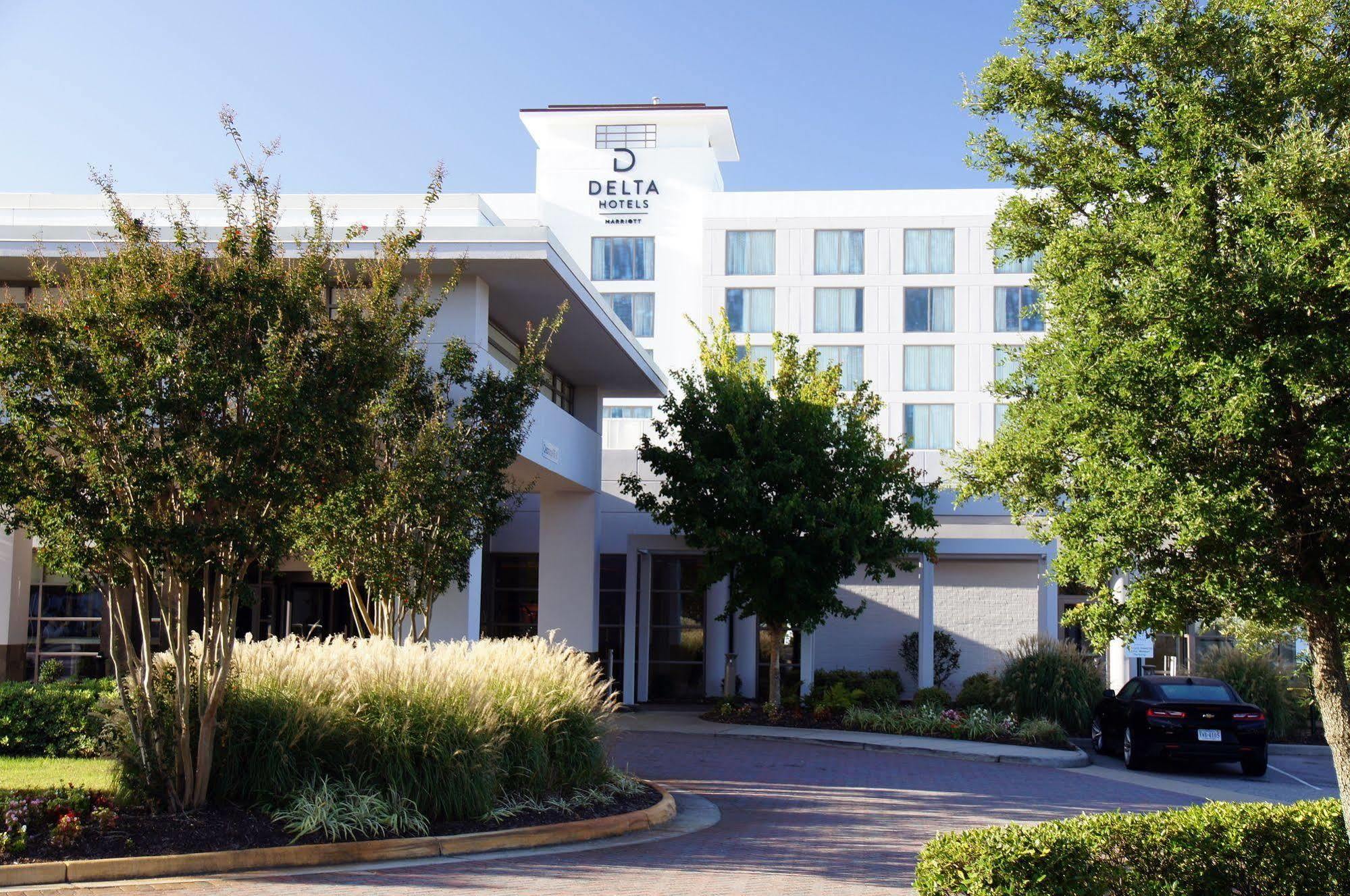 Holiday Inn Chesapeake Exterior photo